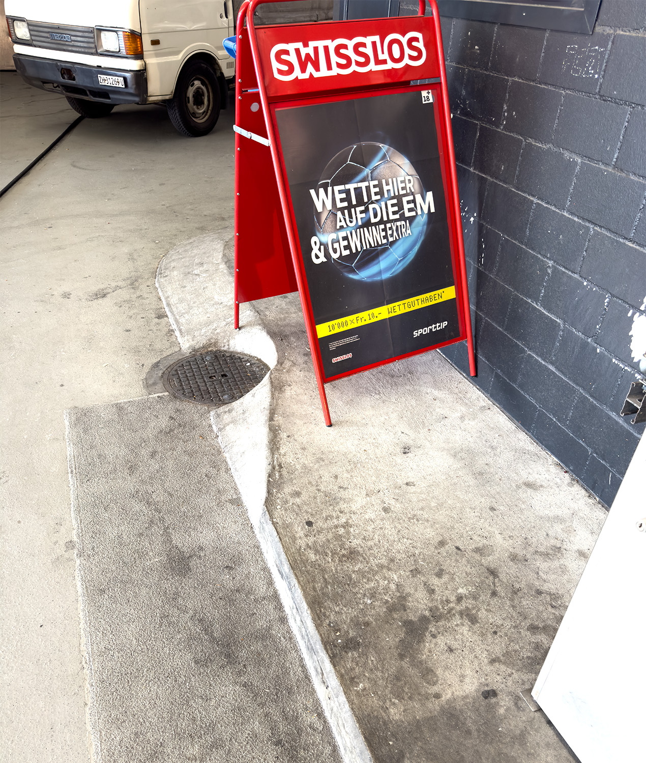 Reinigung Boden Tankstelle vorher